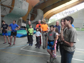 Ragazzi nella Palestra di San Martino di Castrozza, davanti alla parete di arrampicata (44345 bytes)